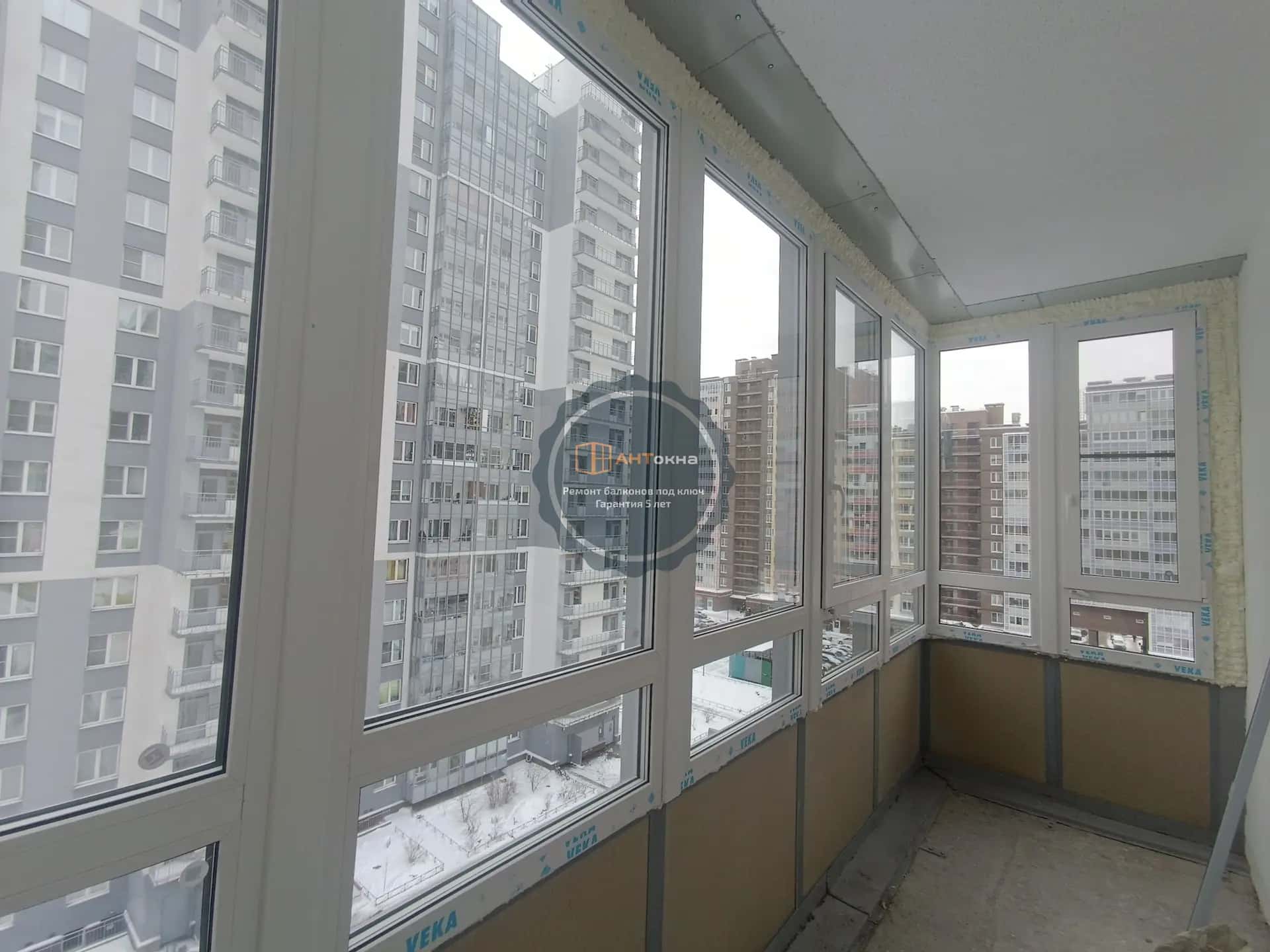 Фото после остекления и до отделки