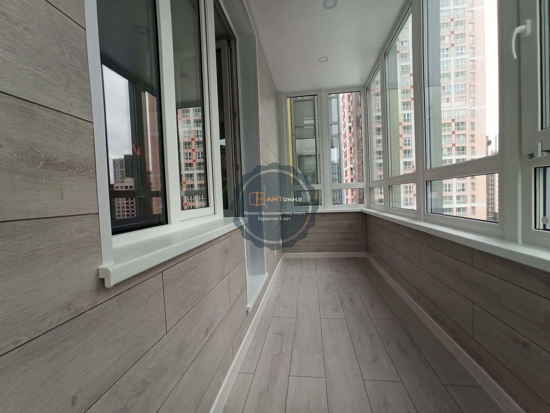 Чистовая отделка балкона пол и стены ламинат, потолок мдф