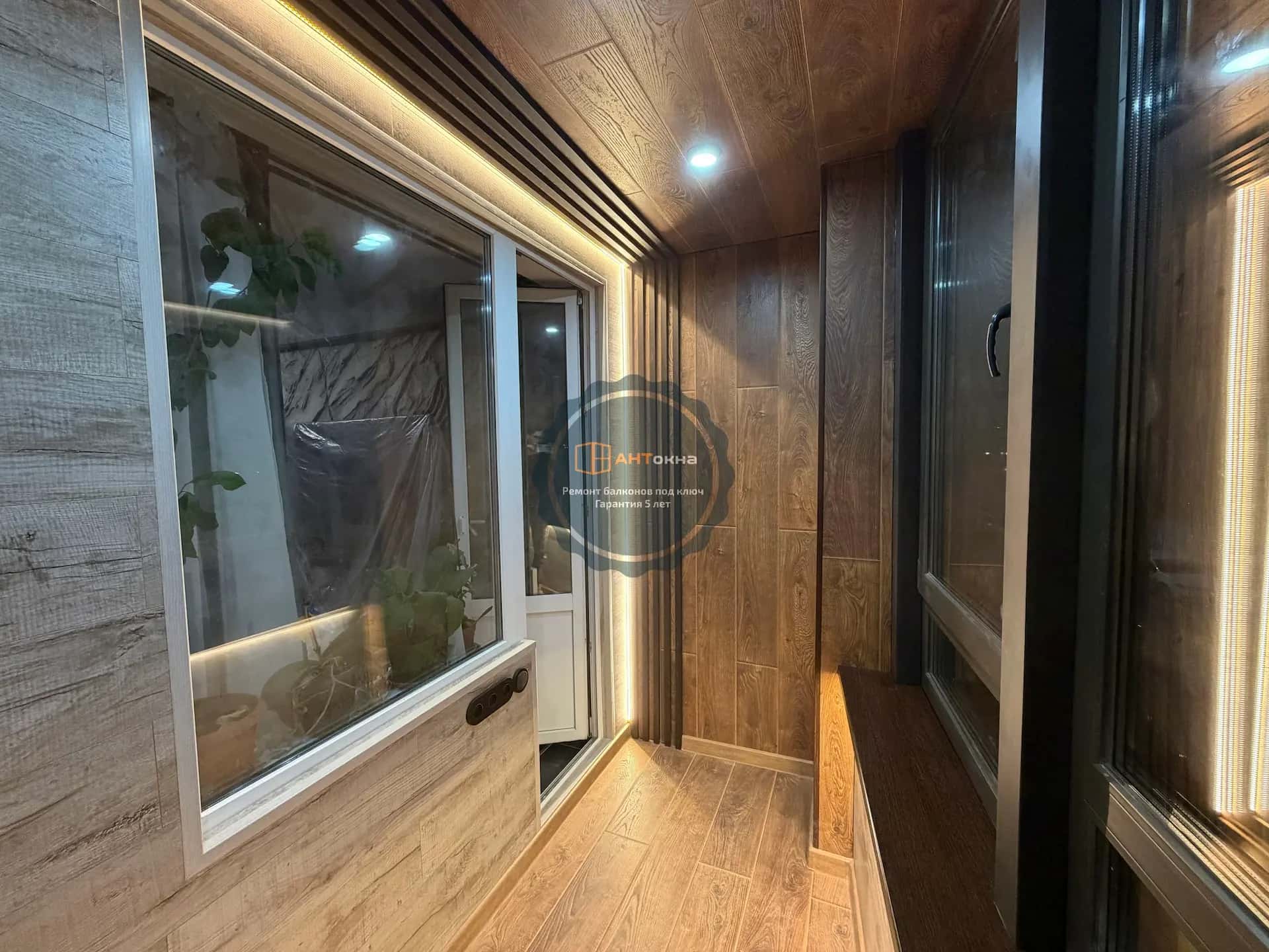 Отделка балкона ламинатом, декоративные рейки мдф + спотовые светильники и светодиодная лента